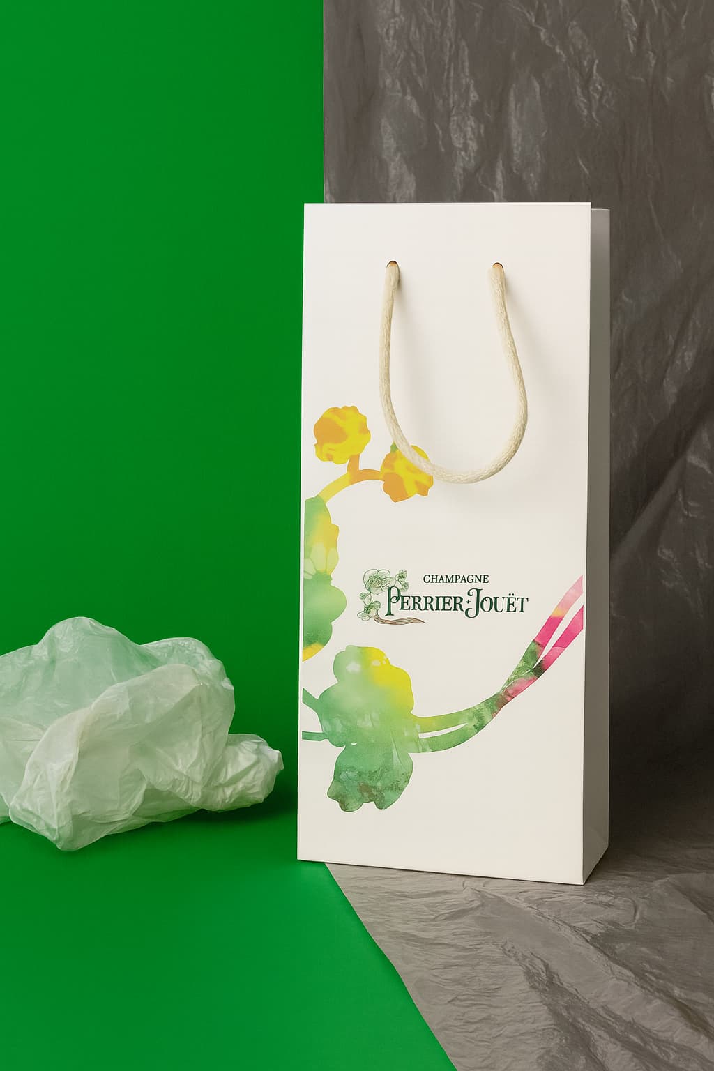 Sacola de papel elegante e resistente ao lado de uma sacola plástica amassada e jogada fora, ilustrando o contraste entre sustentabilidade e poluição.