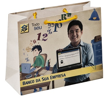 Exemplo de sacola de papel reciclado, comunicando compromisso com o meio ambiente.