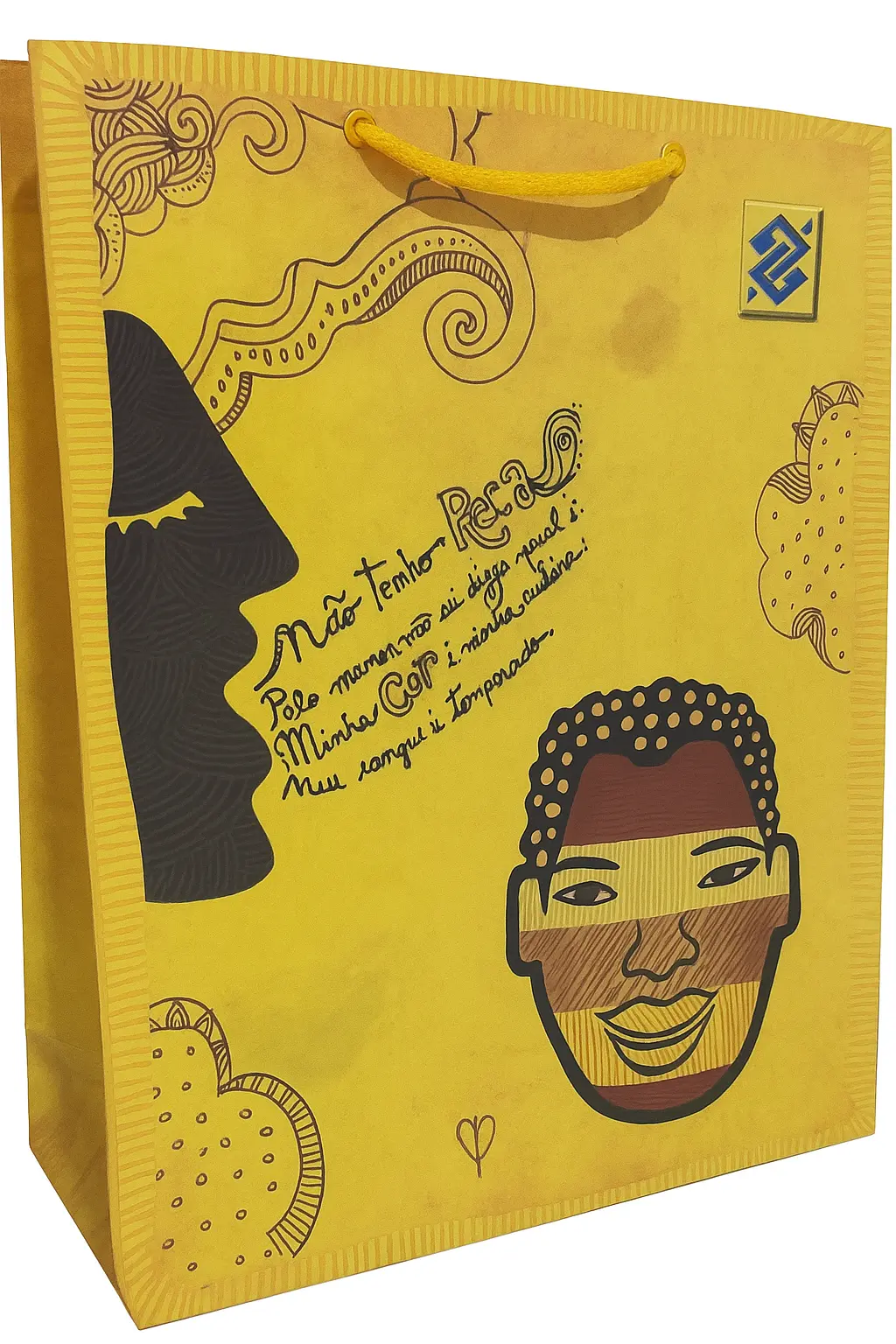 Sacola de papel reciclado com textura aparente