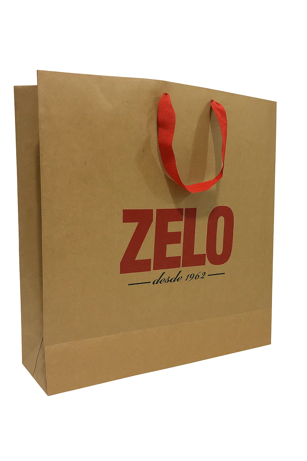 Cliente carregando sacola personalizada de loja