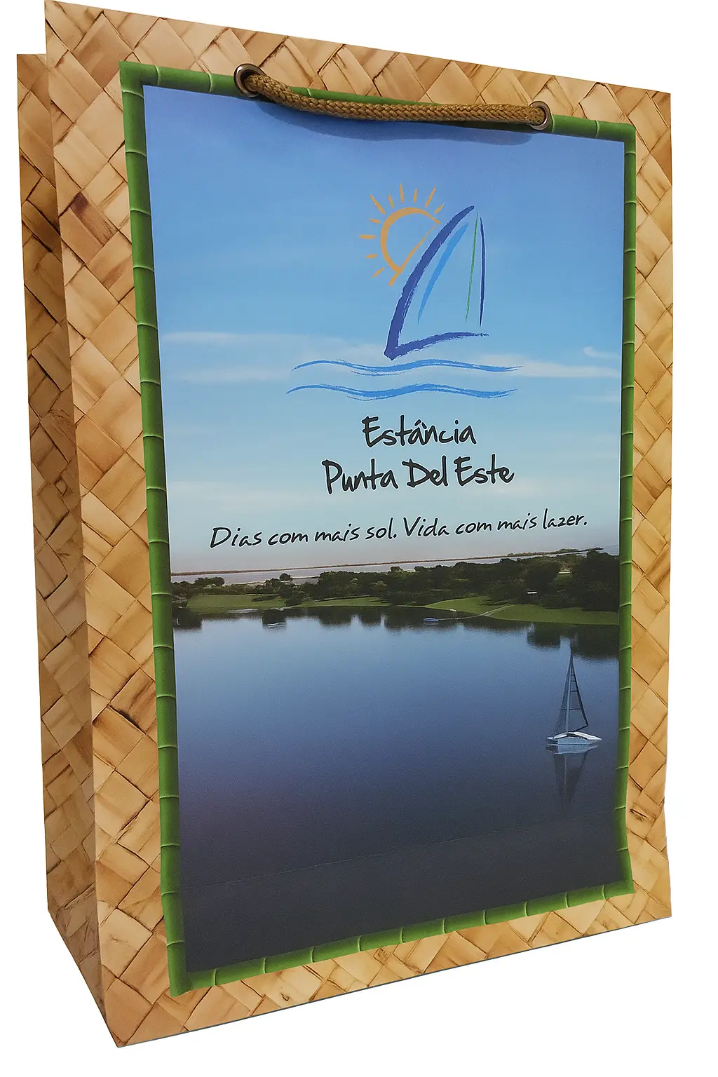 Sacola de papel para agência de turismo com kit de viagem