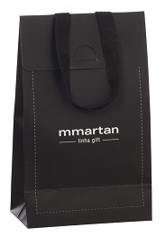 Uma sacola de papel Offset com laminação fosca, mostrando um acabamento premium e durável.