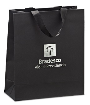 Sacola feita com papel especial de alta gramatura e textura.