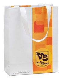 Sacola de papel offset branca com impressão colorida de alta qualidade.