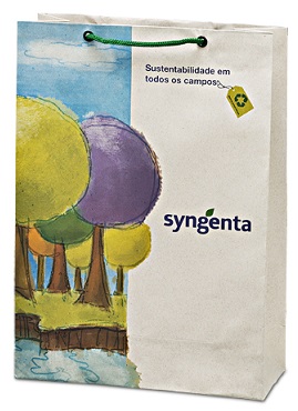 Sacola de papel reciclado com textura aparente, demonstrando sustentabilidade.